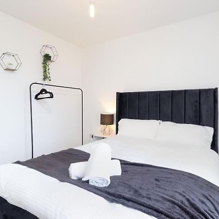 Nuneaton Retreat - City Centre - Parking - Train Bagian luar foto