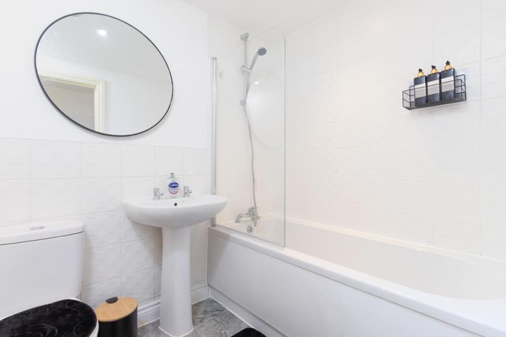 Nuneaton Retreat - City Centre - Parking - Train Bagian luar foto